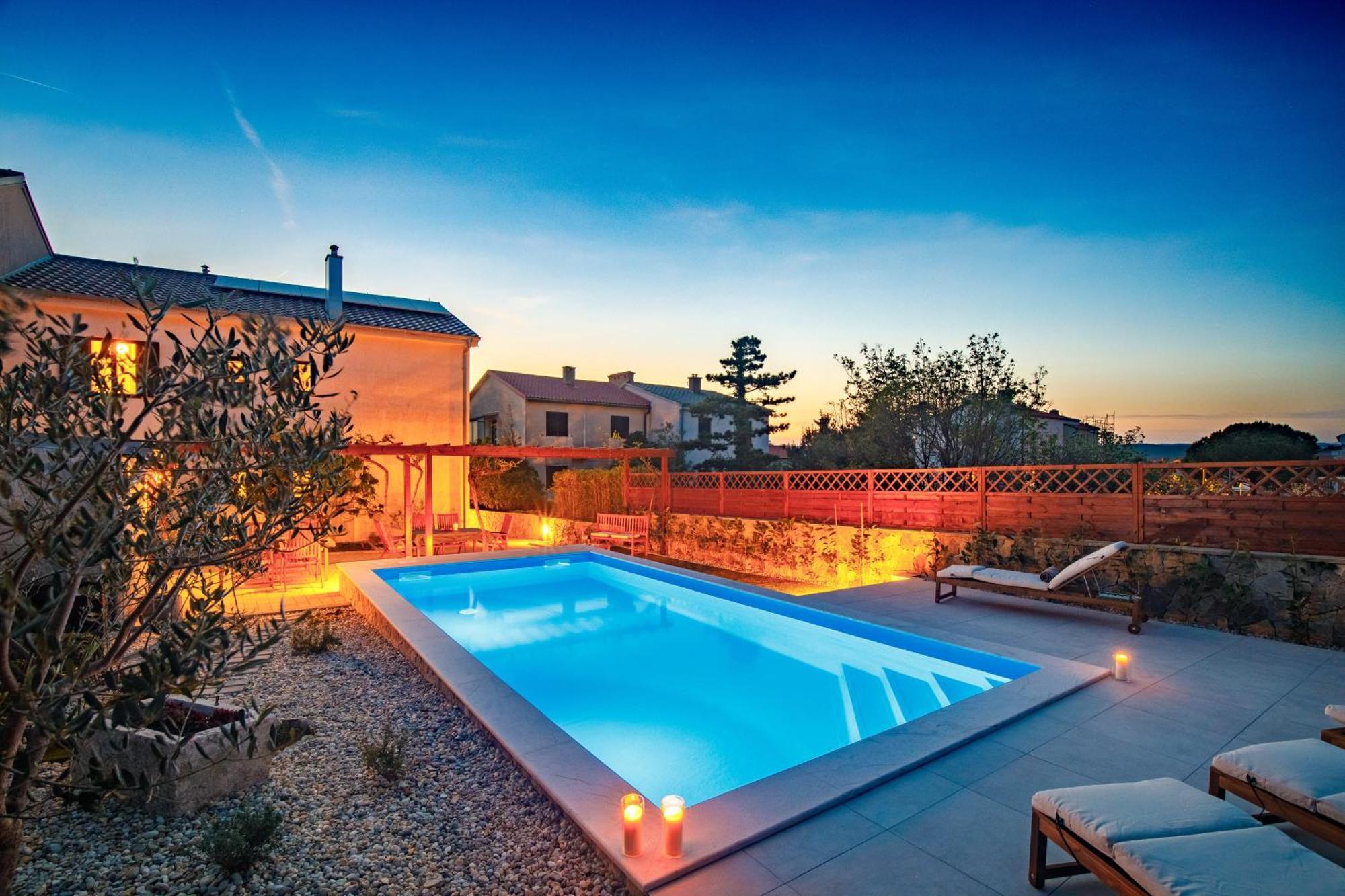 Home Away From Home With A Heated Pool Punat Luaran gambar